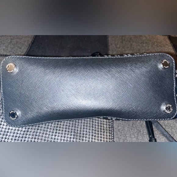 ☑️☑️Black and Shiny silver 2 piece Bag and Wallet Combo from Michael Kors 🤩 - Picture 3 of 8